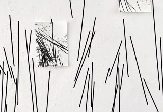 Julia Pietschmann: Installatiebeeld &bdquo;Schwarz auf Wei&szlig;&rdquo; Symposium, 2024, ArToll Kunstlabor, Bedburg-Hau, tape op de muur met object en tekeningen uit de serie &bdquo;Stock auf Stock&rdquo;, 2021-24 // &copy; Peitschmann