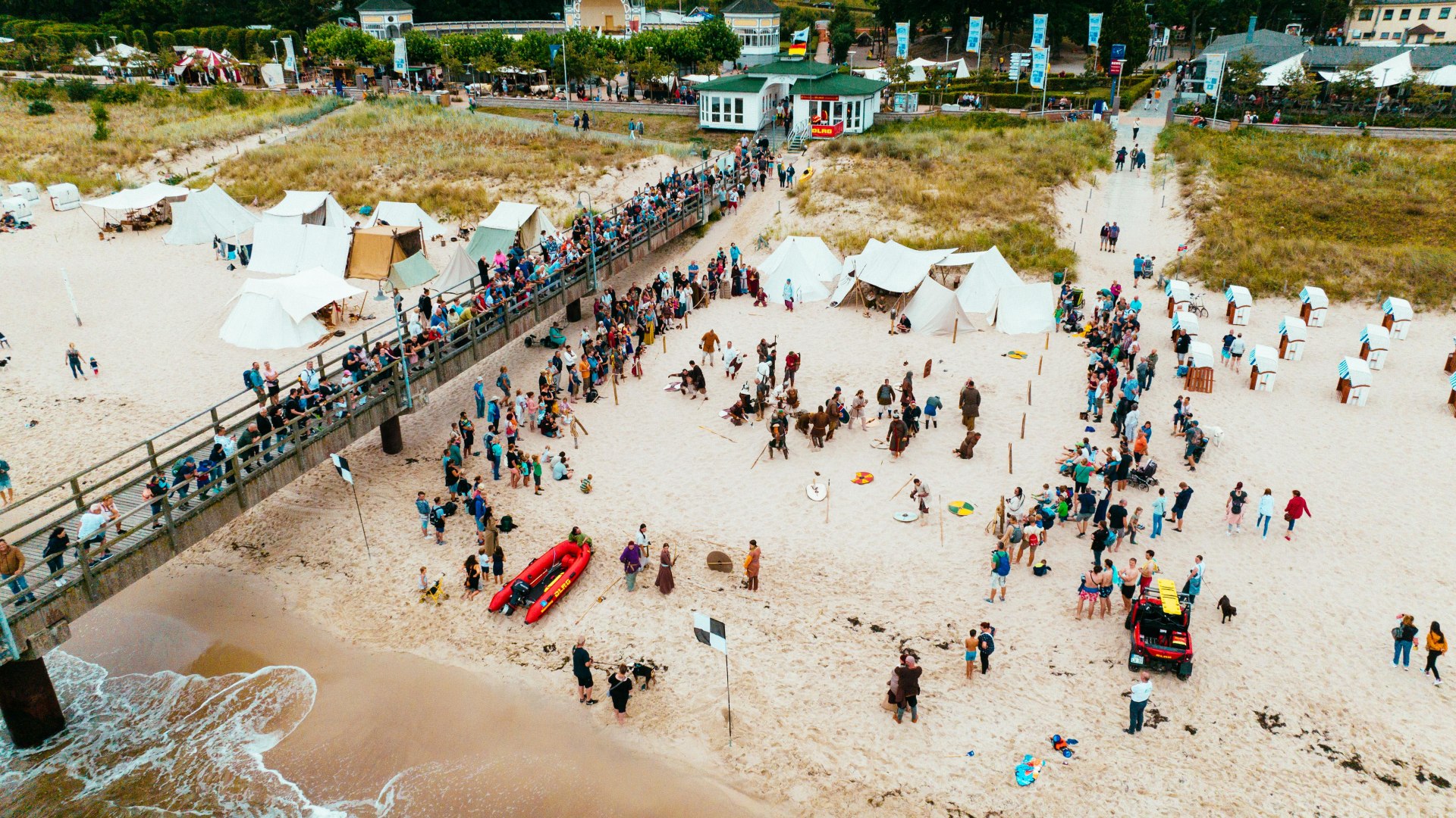 Wikingerfest mit Camp am Strand von Göhren neben der Seebrücke aus der Luft. // Ein Höhepunkt der Saison in Göhren: Das jährliche Wikingerfest zieht immer wieder zahlreiche Besucher an // © MV-T/Friedrich Wikingerfest mit Camp am Strand von Göhren neben der Seebrücke aus der Luft.