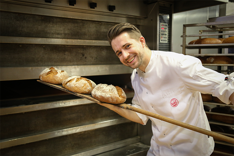 Neem een kijkje achter de schermen bij Stadtbäckerei Kühl met Managing Director Felix Kühl en leer spannende inzichten en interessante verhalen uit het leven van een bakker. // © Andrea Kunath/Stadtbäckerei Kühl Neem een kijkje achter de schermen bij Stadtbäckerei Kühl met Managing Director Felix Kühl en leer spannende inzichten en interessante verhalen uit het leven van een bakker. // © Andrea Kunath/Stadtbäckerei Kühl