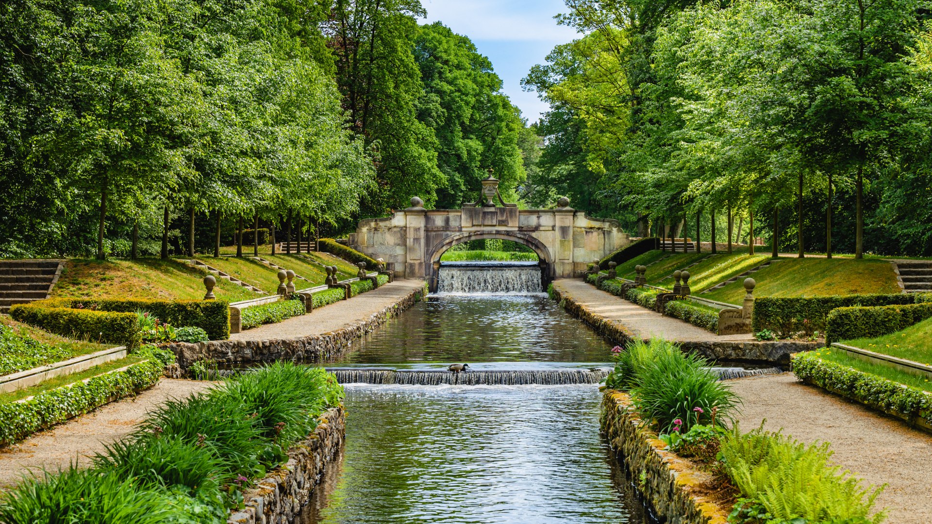 De Stenen Brug in Slot Ludwigslust is een van de hoogtepunten in het park. Als je het water stroomafwaarts volgt, kom je bij de 24 watersprongen.