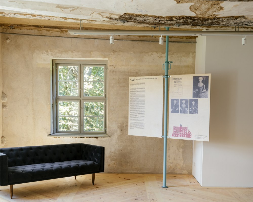Ausstellung im Wasserschloss Quilow // © Wasserschloss Quilow/Philipp Meuser Ausstellung im Wasserschloss Quilow // © Wasserschloss Quilow/Philipp Meuser