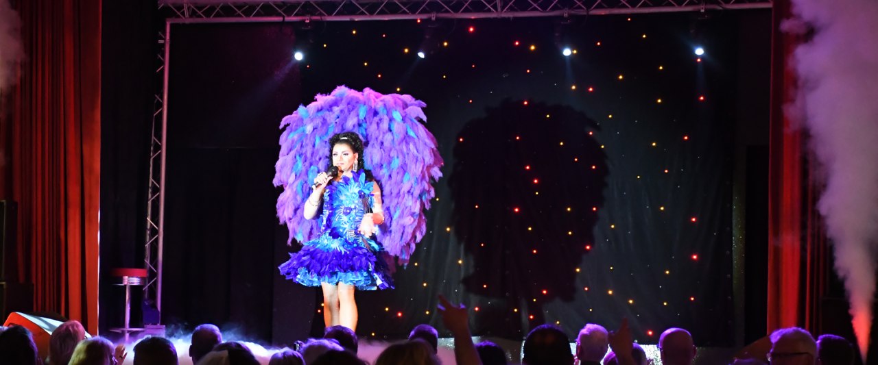 Travestieshow im Theater Schiefe Ebene Neustrelitz // © Theater Schiefe Ebene Travestieshow im Theater Schiefe Ebene Neustrelitz // © Theater Schiefe Ebene