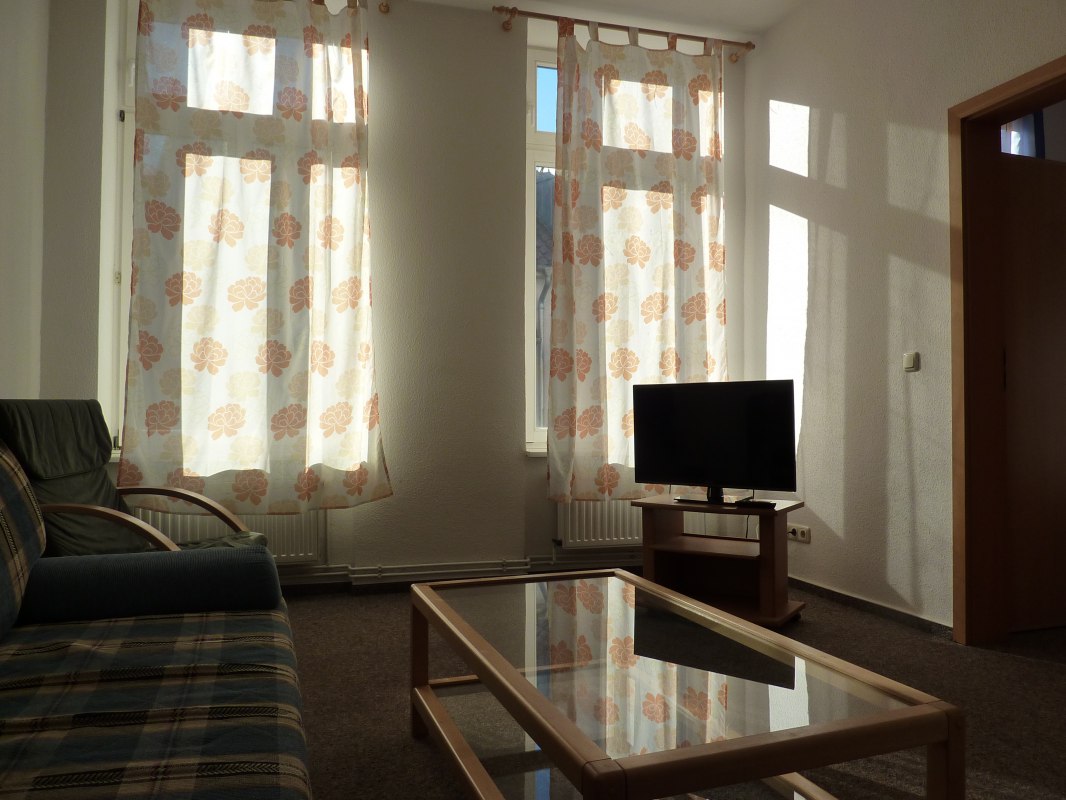 Wohnzimmer mit Flachbildschirm TV // &copy; Galina Diran