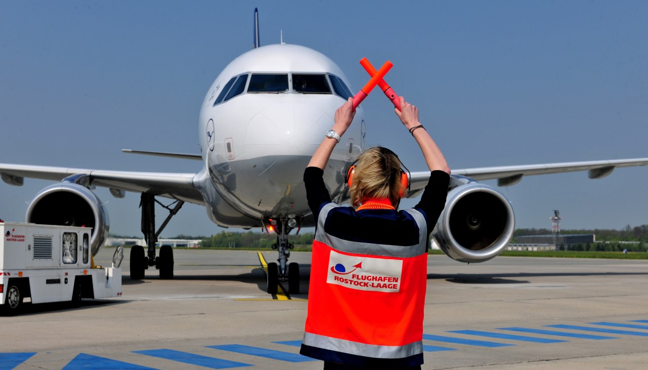 Abfertigung eines Flugzeuges, © Flughafen Rostock-Laage