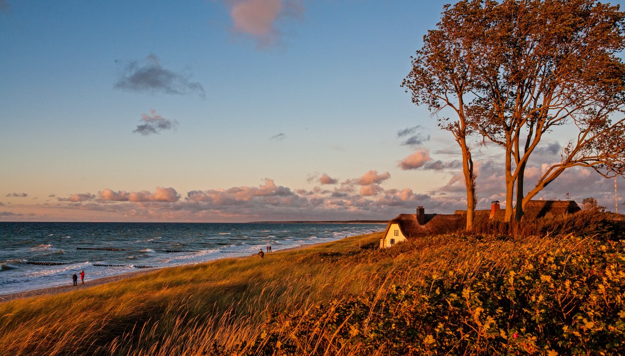 ostseebad-ahrenshoop-mit-grimmelei-im-abendlicht-voigt-kranz-ug, © Voigt & Kranz UG ostseebad-ahrenshoop-mit-grimmelei-im-abendlicht-voigt-kranz-ug, © Voigt & Kranz UG