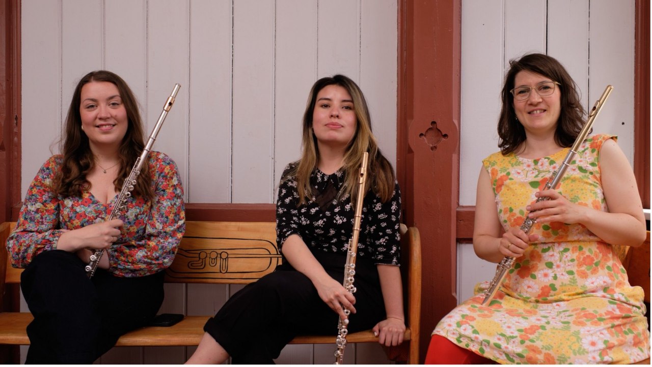 "Urlaubsgr&uuml;&szlig;e aus Frankreich" lassen die Musikerinnen Heli Vaalamo (v.l.), Juliana D&iacute;az-Chico und Friederike Wendorf am 3. Juli in Vorbeck erklingen. // &copy; Foto: Matthias Ellinger