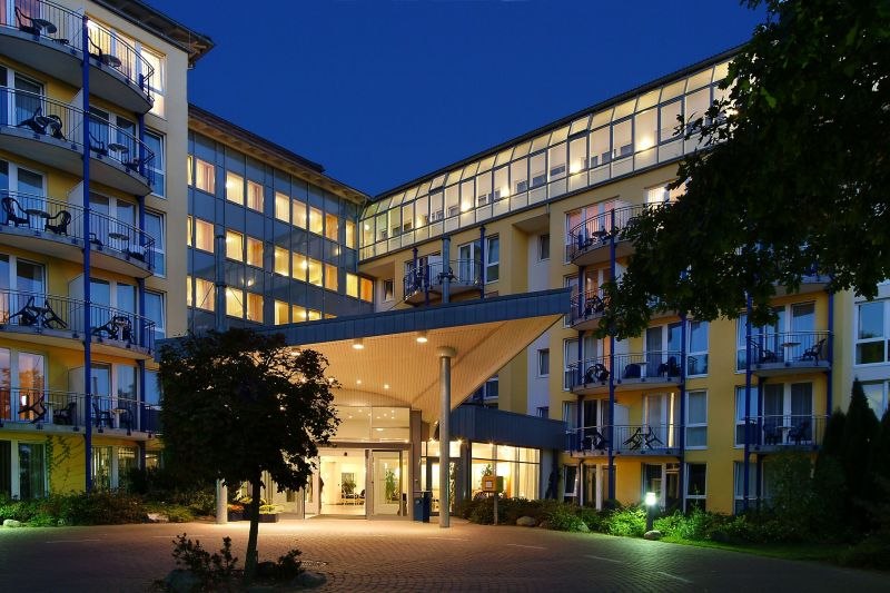 N&auml;chtlich erleuchtet: IFA R&uuml;gen Hotel & Ferienpark, &copy; IFA R&uuml;gen Hotel & Ferienpark