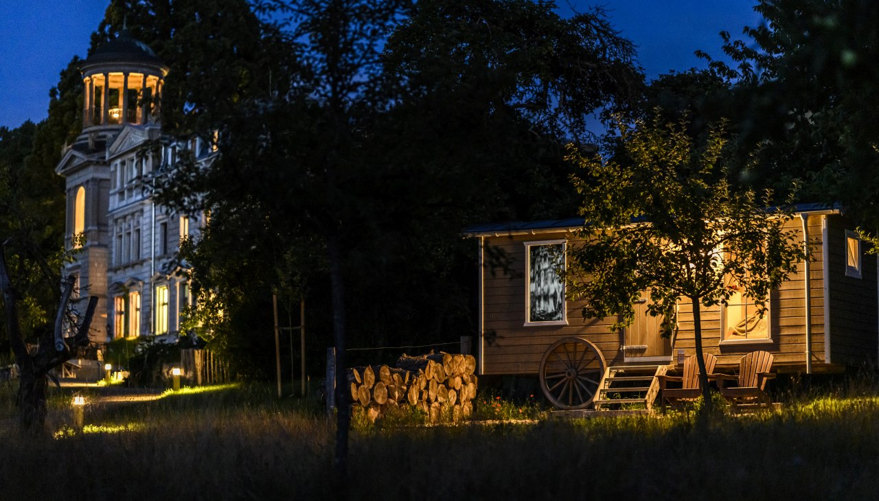 Warmte van het hart op twee wielen: de saunawagen voor gezellige, hete momenten van gelukzaligheid, &copy; Schloss Kaarz / Stefan von Stengel