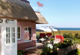 Restaurantterrasse mit wundervollem Blick auf das Meer. // &copy; Foto-H&uuml;bner, Wustrow (umfassende Nutzungsrechte beim Ahrenshooper Hof vorhanden)