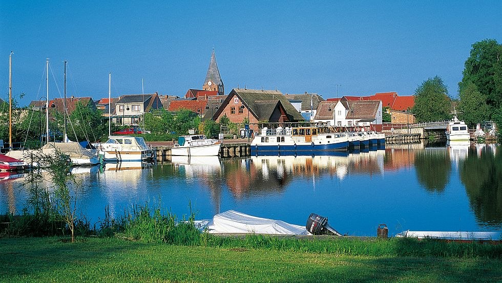 Der kleine Hafen in Neukalen ist für die Freizeitkapitäne zugleich Rast und Ruhepol // © MV-T/Böttcher Der kleine Hafen in Neukalen ist für die Freizeitkapitäne zugleich Rast und Ruhepol // © MV-T/Böttcher