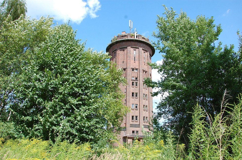 Auch der Wasserturm am Bahnhofsgel&auml;nde steht unter Denkmalschutz., &copy; Gabriele Skorupski