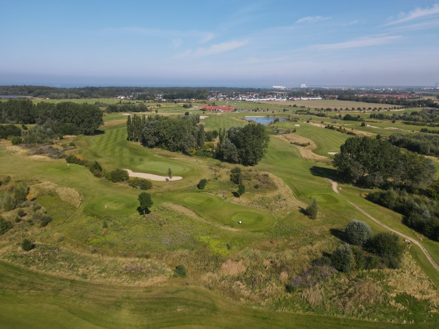 Golfanlage Warnemünde_von Bahn 5 zum Clubhaus, © Golfanlage Warnemünde Golfanlage Warnemünde_von Bahn 5 zum Clubhaus, © Golfanlage Warnemünde