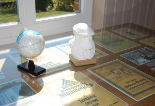 In den Vitrinen liegen die bekannten Monatshefte von Gillhoff aus., © Gabriele Skorupski In den Vitrinen liegen die bekannten Monatshefte von Gillhoff aus., © Gabriele Skorupski