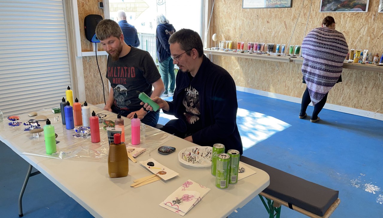 G&auml;ste bei Ihrer kreativen Arbeit in der Malwerkstatt vom Pinselwolf., &copy; Wolfgang Hube