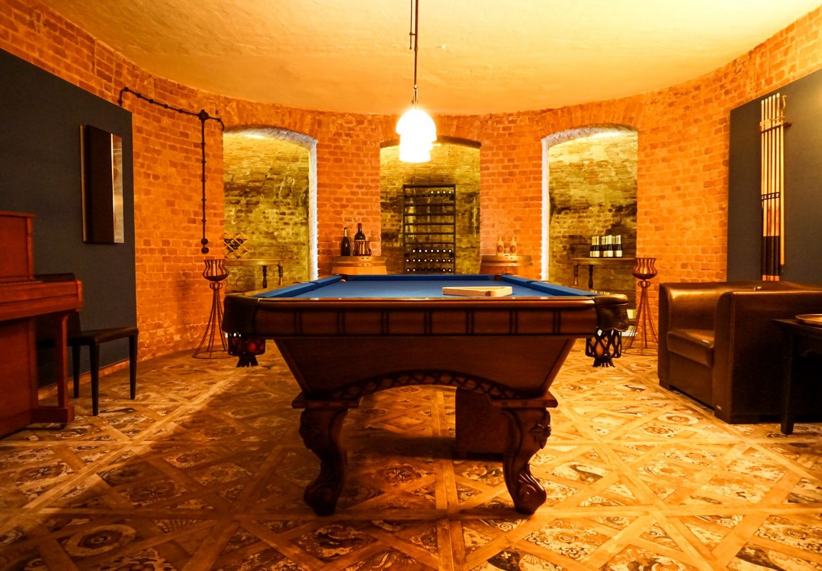 Lounge met pooltafel // &copy; Gutshaus Gevezin