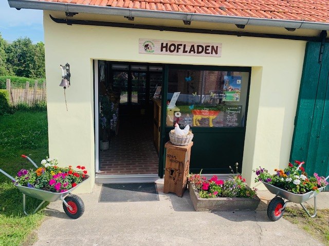 Kaup&acute;s Hofladen von Au&szlig;en // &copy; Carolin Kaup