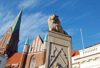 Das L&ouml;wendenkmal erinnert an den Stadtgr&uuml;nder Heinrich den L&ouml;wen. // &copy; Gabriele Skorupski