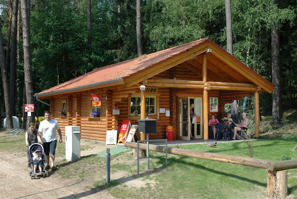 Die Rezeption beherbergt auch einen kleinen Shop mit täglich frischen Backwaren. // © Haveltourist Die Rezeption beherbergt auch einen kleinen Shop mit täglich frischen Backwaren. // © Haveltourist