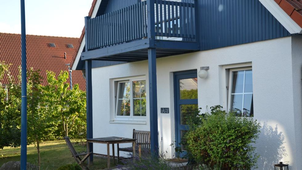 Entree met beschutte zitplaatsen // &copy; Udo Richter