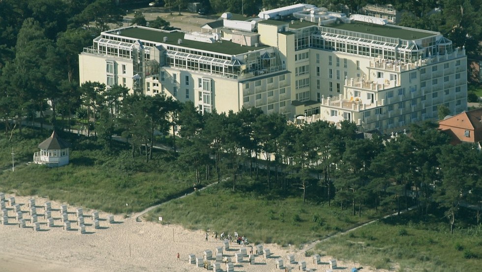 Direkt am kilometerlangen Binzer Sandstrand. Genie&szlig;en Sie das Rauschen des Meeres und verbringen Sie einen Urlaub in bester Lage. // &copy; Rugard Strandhotel