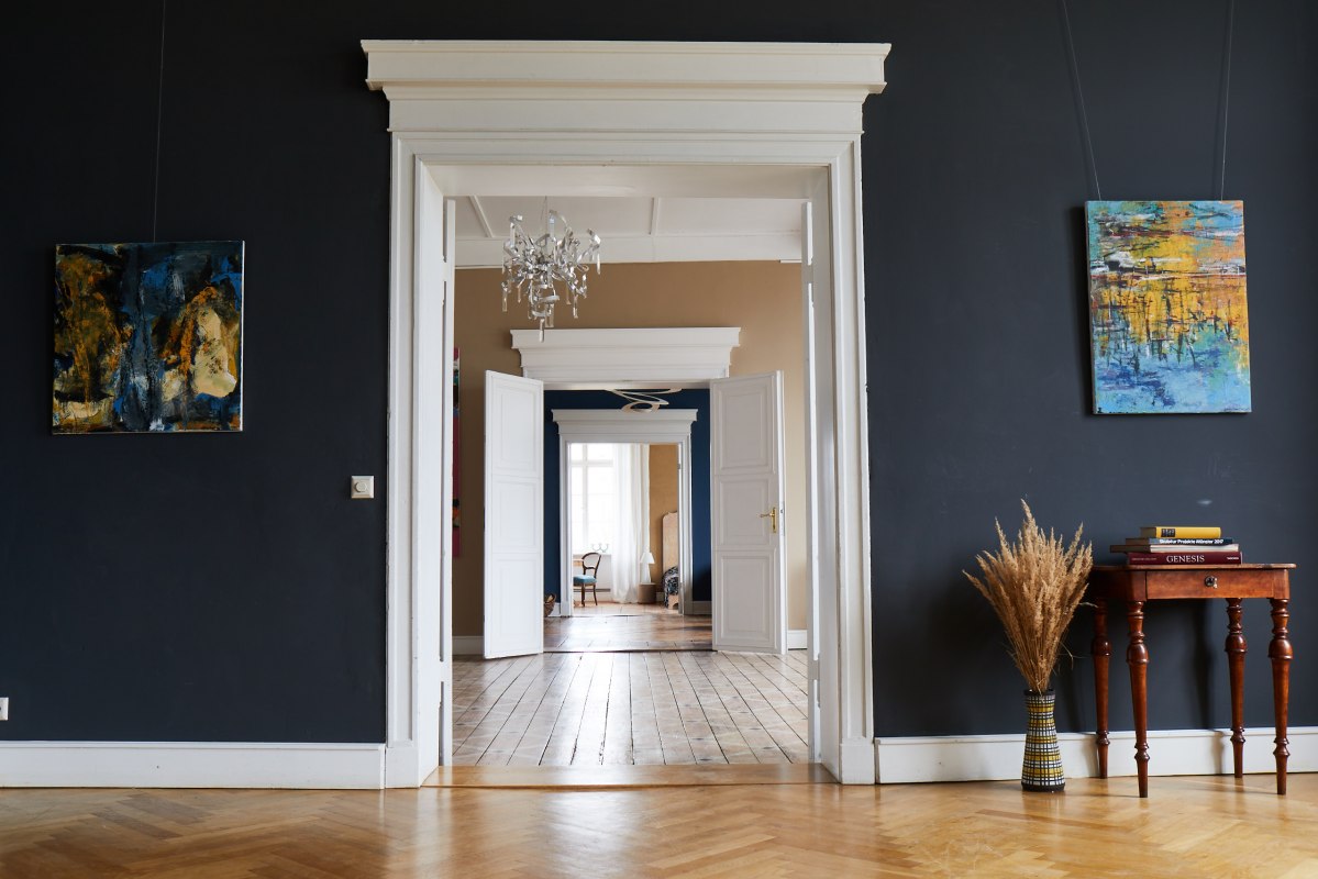 Dubbele deuren en visuele assen in het landhuis van Pohnstorf // © Gut Pohnstorf Dubbele deuren en visuele assen in het landhuis van Pohnstorf // © Gut Pohnstorf