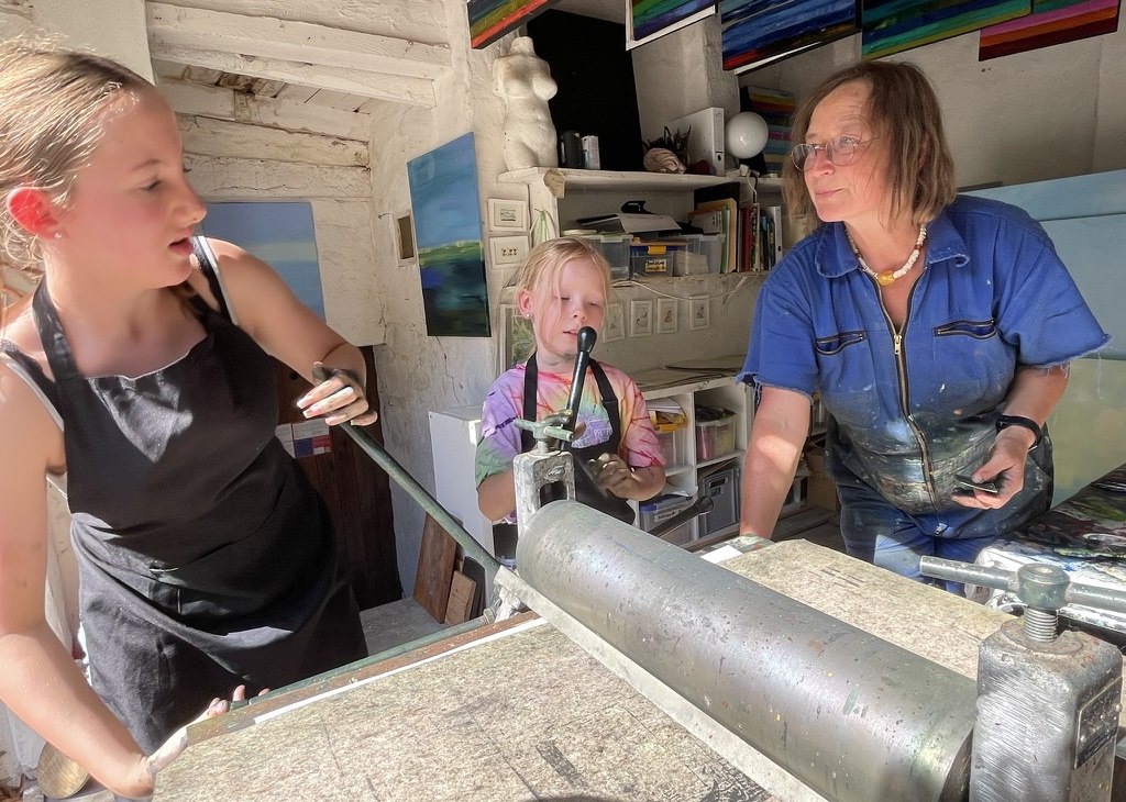 Jeder druckt sechs eigene Grafiken in unterschiedlicher Farbigkeit, &copy; Ute Laux