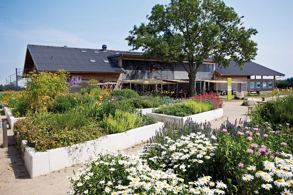 LandWert Hof Au&szlig;enaufnahme &ndash; Hofladen // &copy; Friz Fischer . argus design . www. argus- design.com