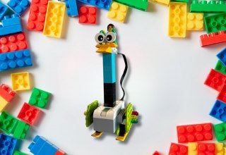 Ein kleiner Roboter wurde mit Lego gebaut und programmiert und ist auf einen wei&szlig;en Hintergrund projeziert. // &copy; Stadtbibliothek Stralsund