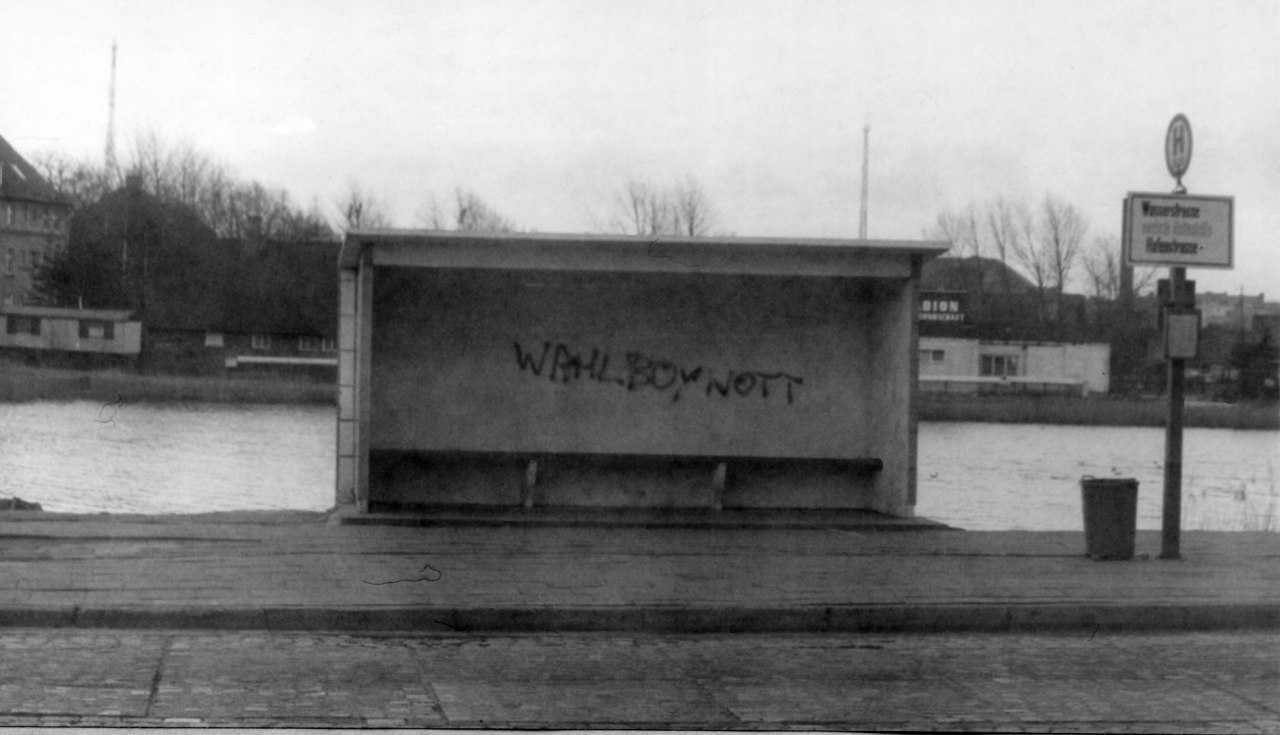 Angesprühte Losung "Wahlboykott" an einer Bushaltestelle in Stralsund // © Bundesarchiv - Stasi-Unterlagen-Archiv Rostock Angesprühte Losung "Wahlboykott" an einer Bushaltestelle in Stralsund // © Bundesarchiv - Stasi-Unterlagen-Archiv Rostock