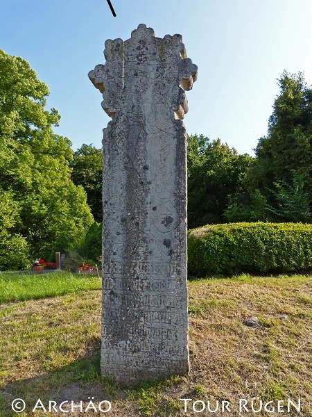 de bizarre, ongeveer 2,50 m hoge verzoeningssteen uit 1510 // &copy; Arch&auml;o Tour R&uuml;gen