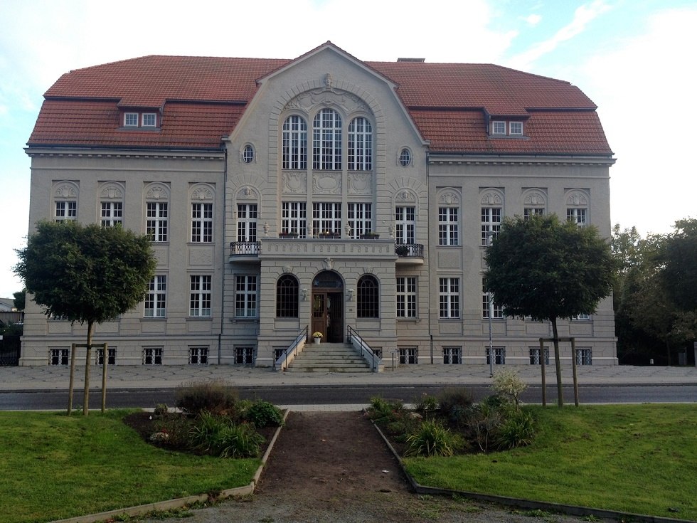 Buitenaanzicht van het stadhuis van Sassnitz // &copy; Tourismuszentrale R&uuml;gen