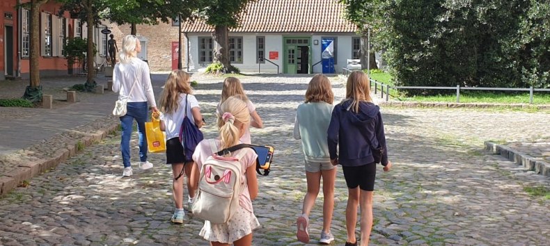 Die Kinder sind auf dem Weg, das n&auml;chste R&auml;tsel auf ihrem Tablet zu l&ouml;sen und etwas &uuml;ber Rostock zu erfahren // &copy; JSB e. V.