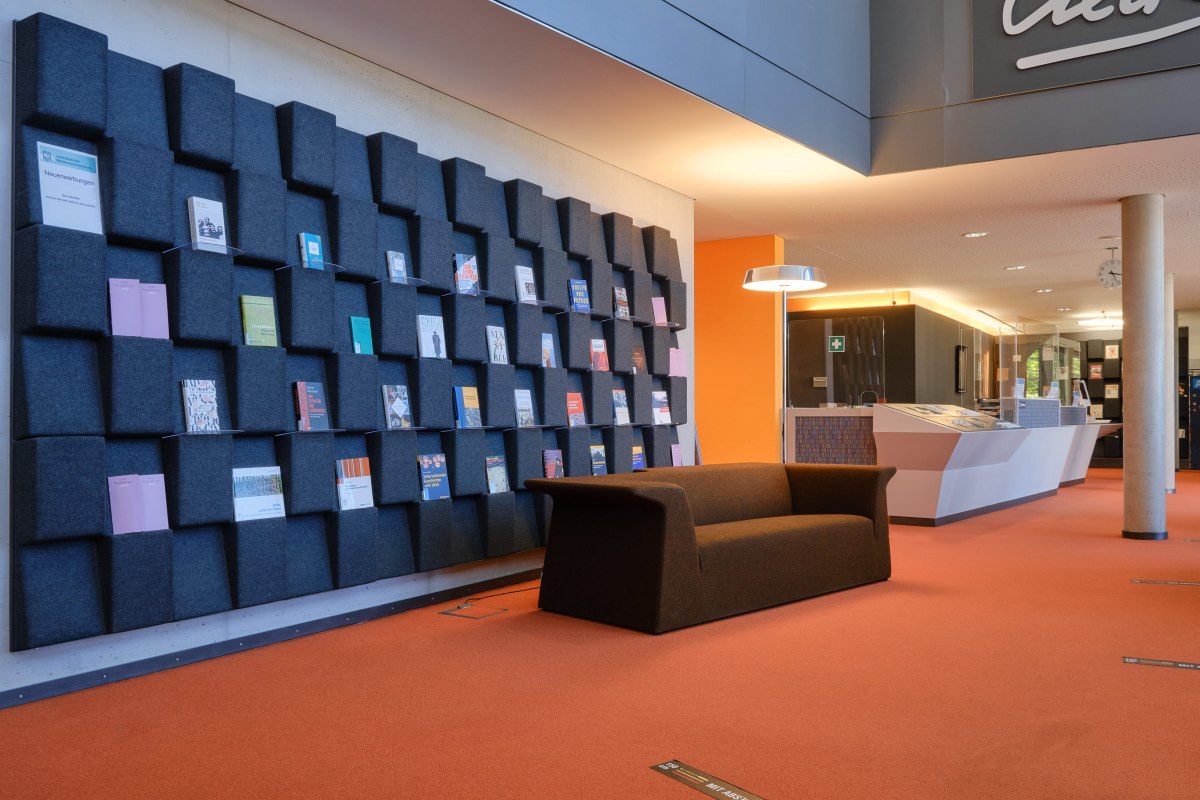 Neuerwerbungswand im Foyer // &copy; Landesbibliothek Mecklenburg-Vorpommern G&uuml;nther Uecker (V. Ruppel)