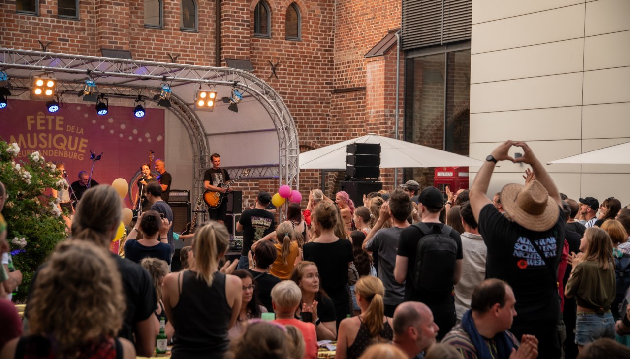 Tijdens het Fête de la Musique worden er ook concerten gehouden op de binnenplaats van het museum., © Jessica Schuck Tijdens het Fête de la Musique worden er ook concerten gehouden op de binnenplaats van het museum., © Jessica Schuck