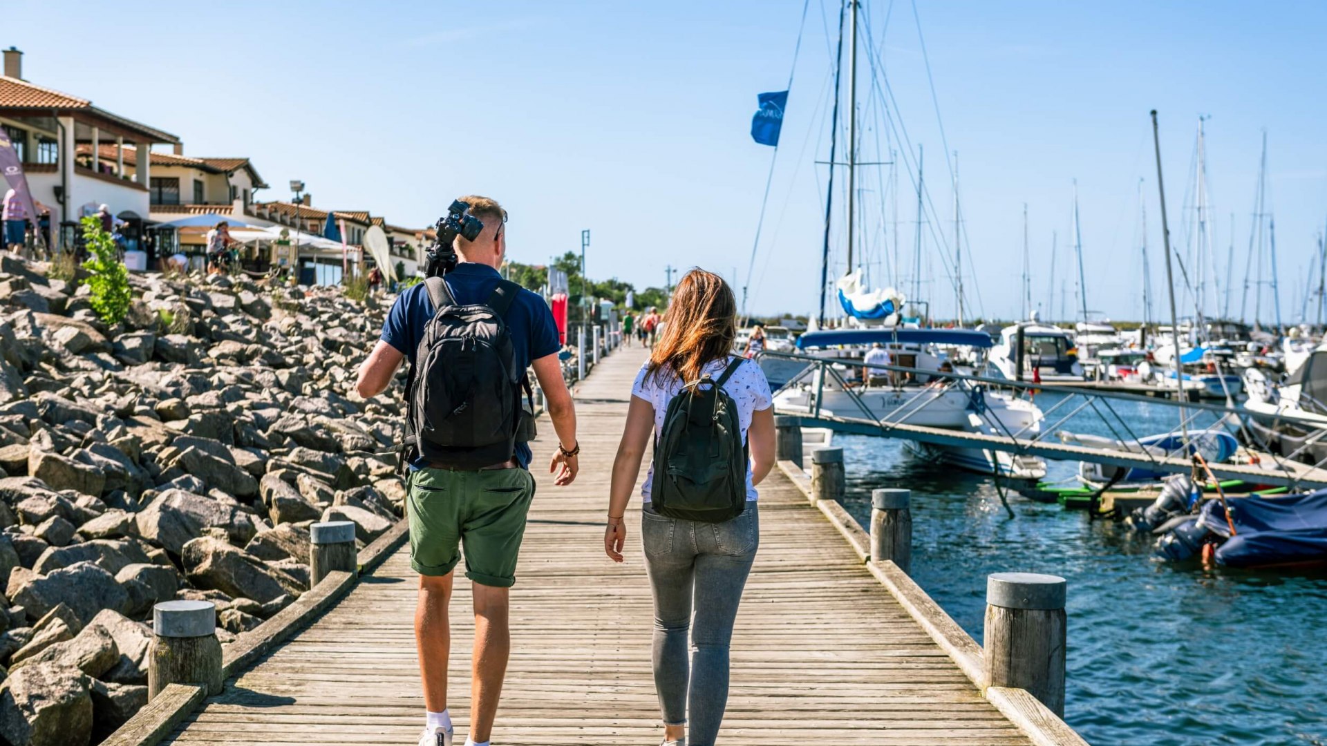 Mit geschultertem Stativ startet Maik Gutmann zur Motivsuche an der Ostseeküste // © MV-T/Tiemann Mit geschultertem Stativ startet Maik Gutmann zur Motivsuche an der Ostseeküste // © MV-T/Tiemann