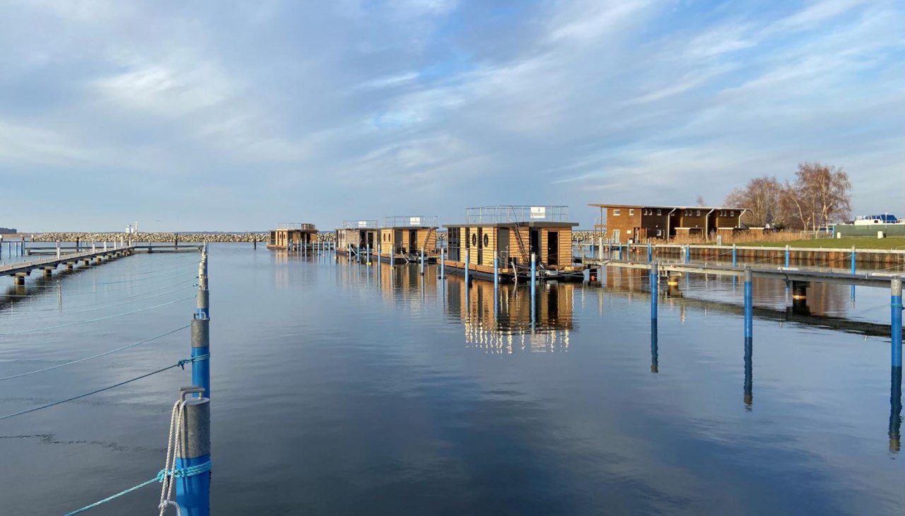 Blick auf die Hausboote im Hafen, &copy; FjordLink