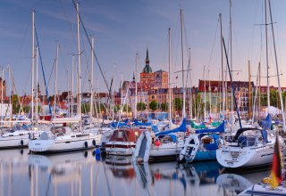 segler im Stralsunder Hafen am Abend // &copy; FRANCESCO CAROVILLANO