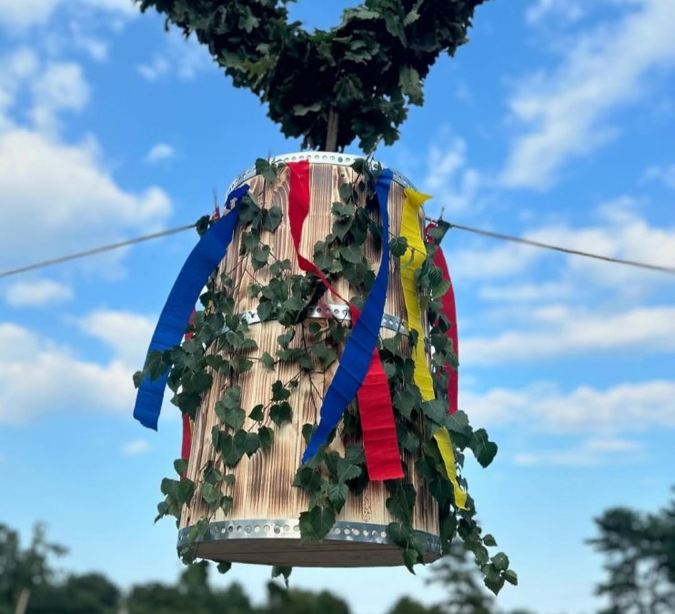 Frauentonnenabschlagen mit Fahrrad, © Premiere Frauentonnenabschlagen Dierhagen 2025.jpg Frauentonnenabschlagen mit Fahrrad, © Premiere Frauentonnenabschlagen Dierhagen 2025.jpg