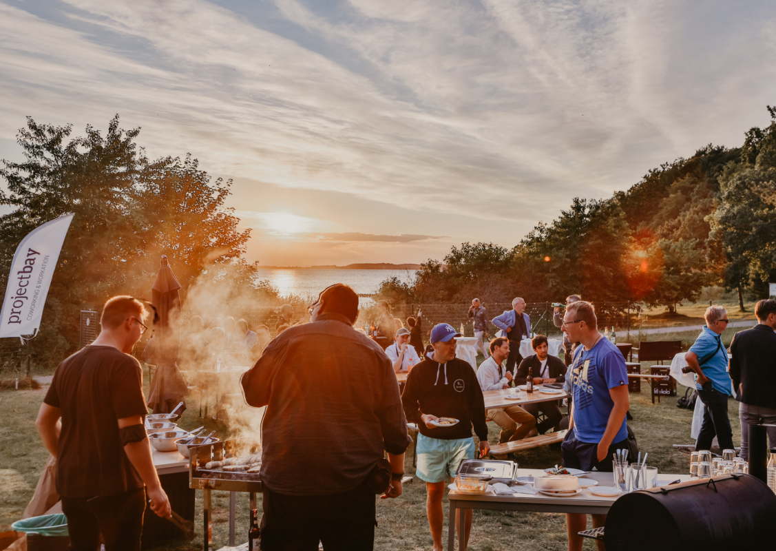 Beim Tag der offenen Tür von Project Bay in Lietzow auf Rügen treffen digitales Arbeiten, Community und regionale Vernetzung aufeinander. Besucher erleben Austausch, Networking und Einblicke in moderne Arbeitsformen direkt am Bodden. // © project_bay Beim Tag der offenen Tür von Project Bay in Lietzow auf Rügen treffen digitales Arbeiten, Community und regionale Vernetzung aufeinander. Besucher erleben Austausch, Networking und Einblicke in moderne Arbeitsformen direkt am Bodden. // © project_bay