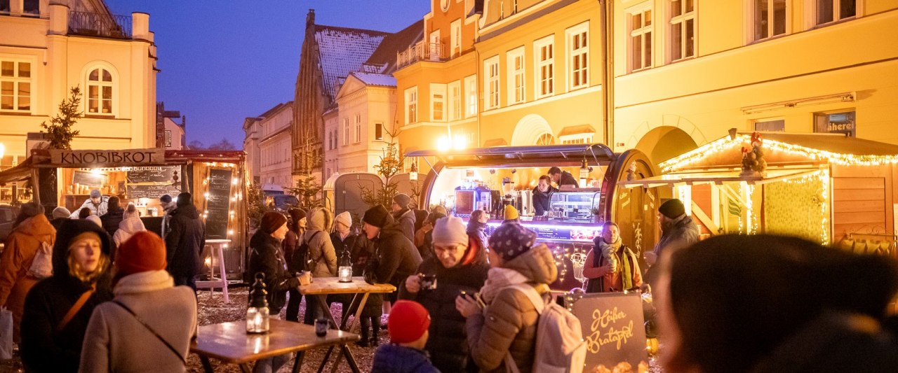 De vismarkt verandert in een gezellig dorpje. Hier kunnen de gasten, ver weg van de drukte, lekker ontspannen bij de vuurkorf met hartige hapjes, glühwein of glögg. // © André Gscweng De vismarkt verandert in een gezellig dorpje. Hier kunnen de gasten, ver weg van de drukte, lekker ontspannen bij de vuurkorf met hartige hapjes, glühwein of glögg. // © André Gscweng