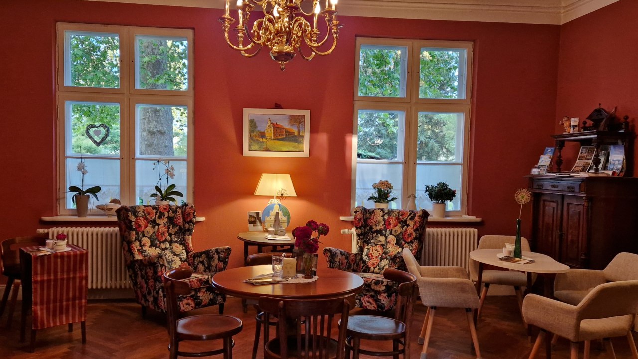 Roter Salon Cafè im Gutshaus // © B. Siebenbürgen Roter Salon Cafè im Gutshaus // © B. Siebenbürgen