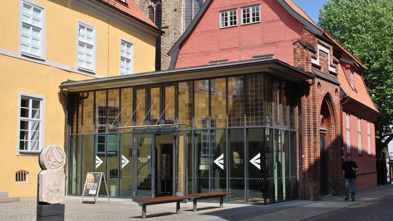 Toegang tot het museum van Stralsund in het voormalige Sint-Katelijneklooster // © Katrin Kraus / STRALSUND MUSEUM Toegang tot het museum van Stralsund in het voormalige Sint-Katelijneklooster // © Katrin Kraus / STRALSUND MUSEUM