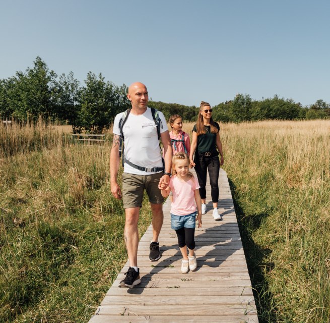 Im Nationalpark Vorpommersche Boddenlandschaft geht die Familie auf eine spannende Entdeckungstour inmitten unber&uuml;hrter Natur.