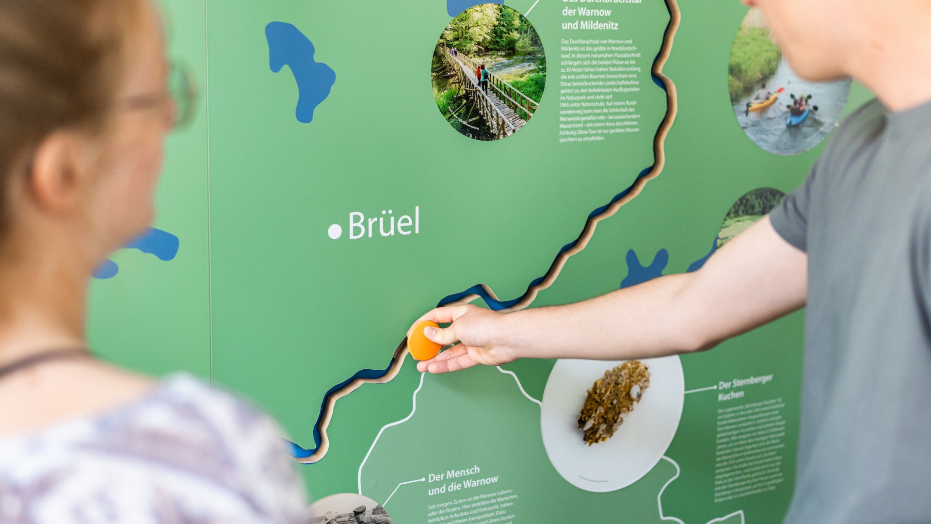 Interaktiv an einer Ausstellung im Naturparkparkzentrum in Warin