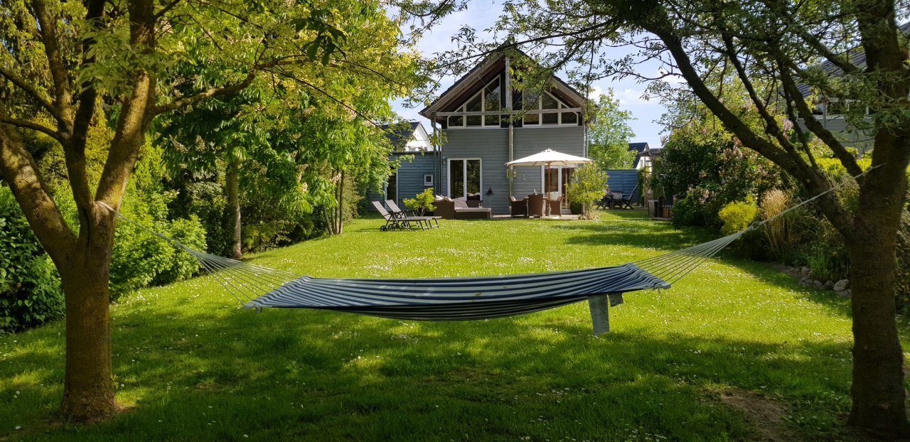 Vakantiegeluk in de grote, omheinde tuin met 2 terrassen - geniet van je vakantie! // &copy; Claudia Loer-M&uuml;ller