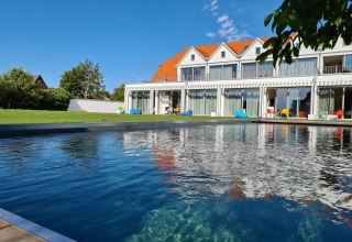 Bio zwembad met uitzicht naar buiten // © Hiddenseezimmer Bio zwembad met uitzicht naar buiten // © Hiddenseezimmer