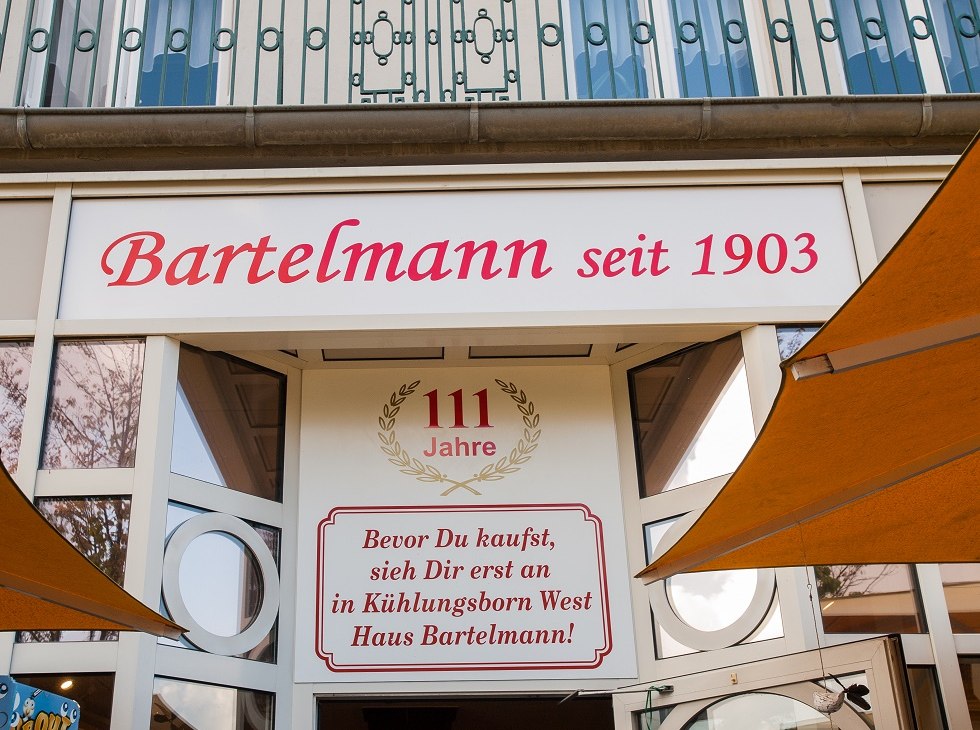 Ausschnitt Geschäftsschild, © Frank Burger Ausschnitt Geschäftsschild, © Frank Burger