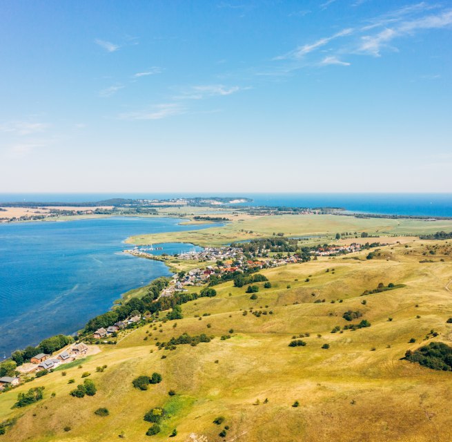 Die Zicker Berge auf der Halbinsel M&ouml;nchgut bieten eine atemberaubende Aussicht auf die weite Landschaft und das glitzernde Wasser der Ostsee &ndash; ein Paradies f&uuml;r Naturfreunde und Ruhesuchende. // &copy; MV-T/Friedrich