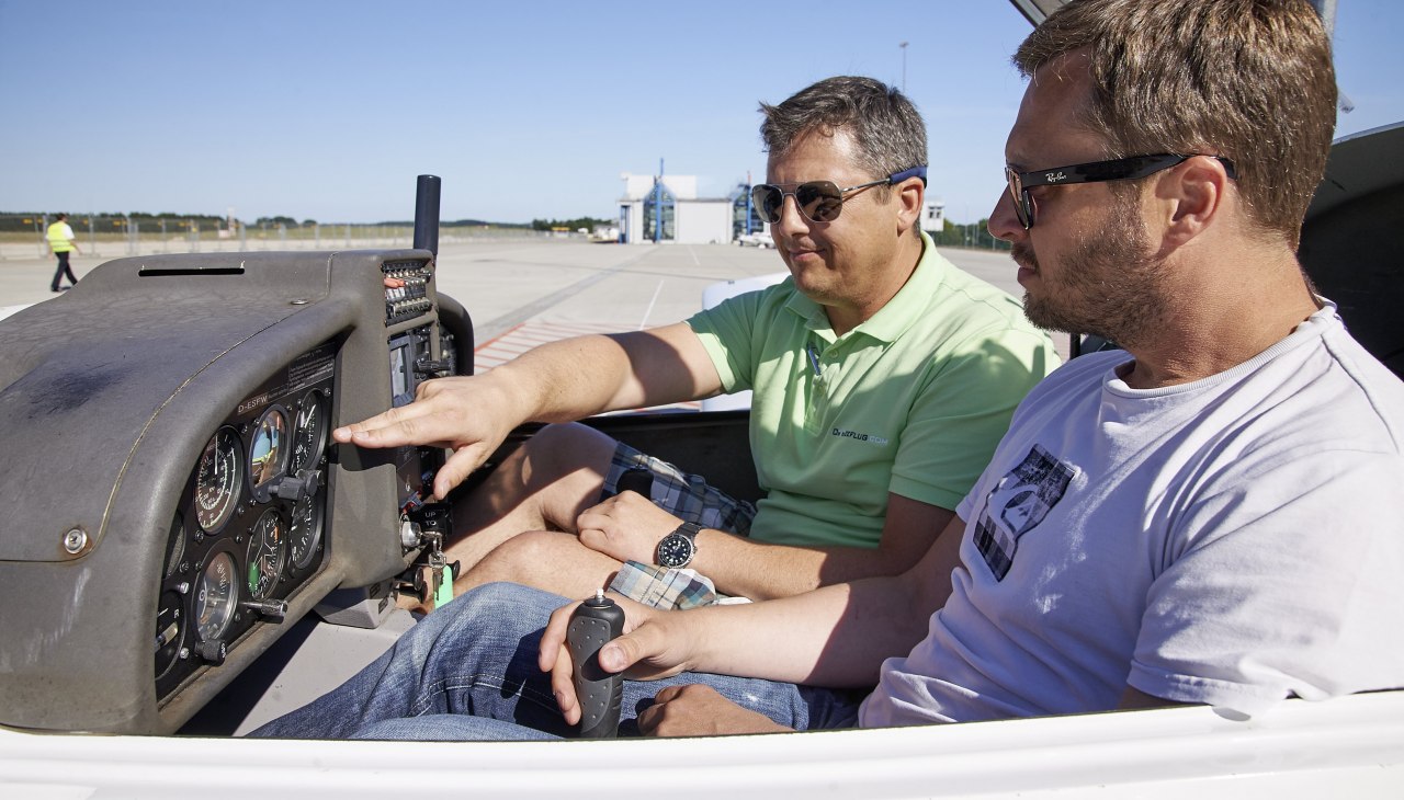Praktische Einweisung "Pilot für einen Tag" durch den Fluglehrer am Flughafen Rostock-Laage kurz vor dem Start., © ostseeflug.com Praktische Einweisung "Pilot für einen Tag" durch den Fluglehrer am Flughafen Rostock-Laage kurz vor dem Start., © ostseeflug.com
