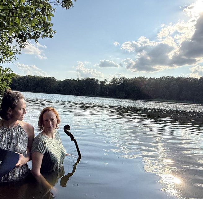 Sonja Lena Schmid und Anne von Twardowski, Gr&uuml;nderinnen von "Rauschen am See", am Neuenkirchener See // &copy; Mohrmann